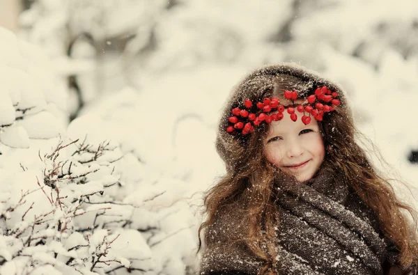 Портрет милої маленької дівчинки взимку — стокове фото