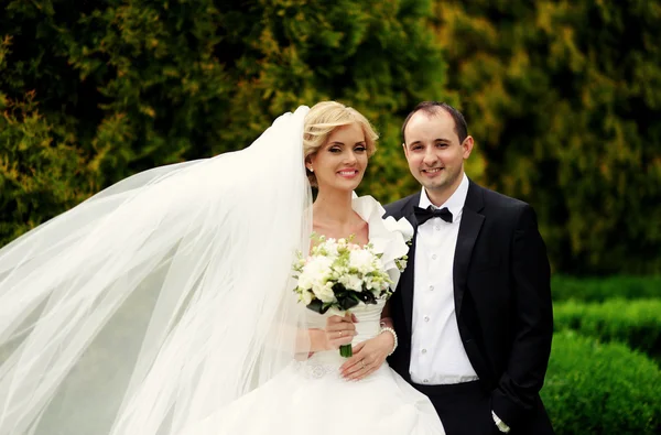 Glückliche Braut und Bräutigam zur Hochzeit — Stockfoto