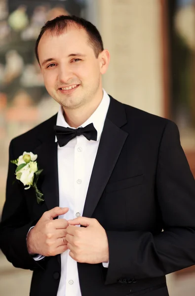 Novio guapo en el abrigo de boda —  Fotos de Stock