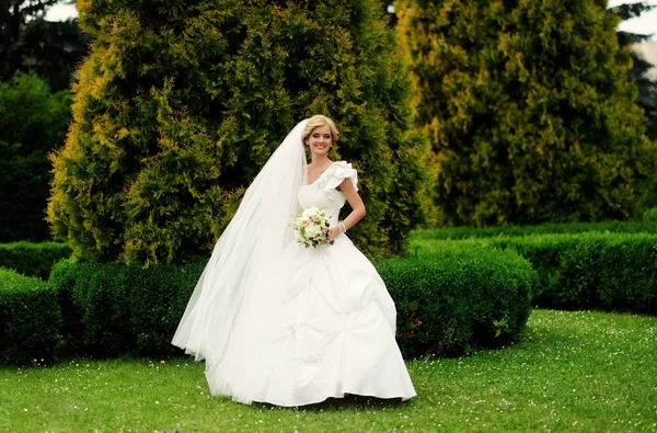 Genç gelin buket çiçek açık ile