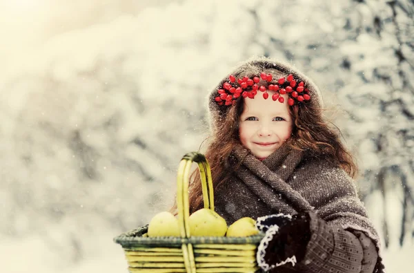 Portrait de mignonne petite fille en hiver — Photo