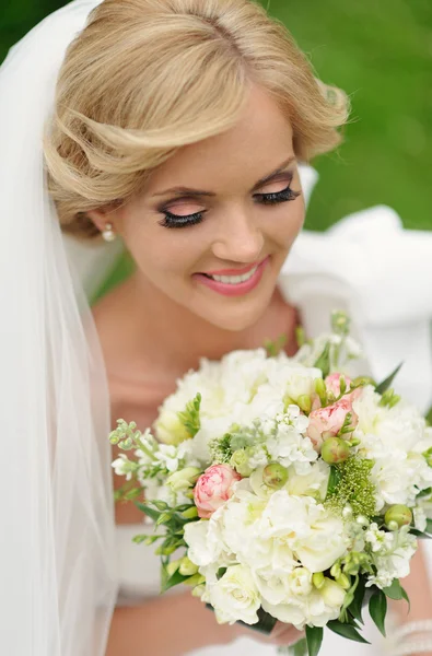 Genç gelin buket çiçek ile 