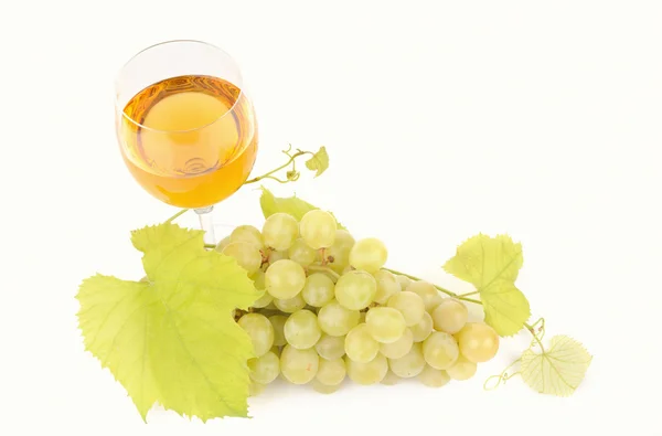 Green grapes with leaf and wine in the glass — Stock Photo, Image