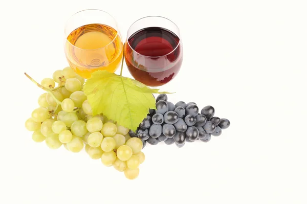 Uvas verdes e azuis com folha e vinho no copo — Fotografia de Stock