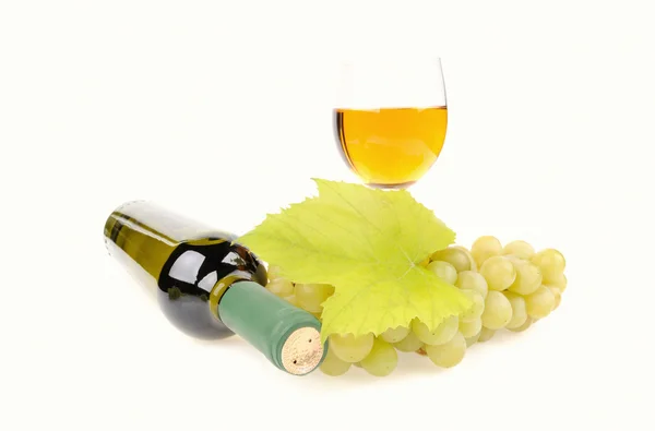 Bottiglia di vino con bicchiere e uva verde — Foto Stock