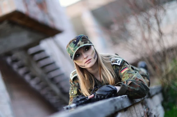 Сексуальна військова дівчина на відкритому повітрі — стокове фото