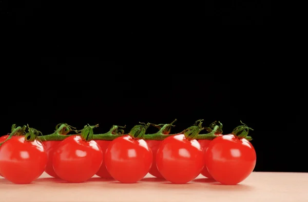 Rote Tomaten auf dem Holzschneidebrett — Stockfoto