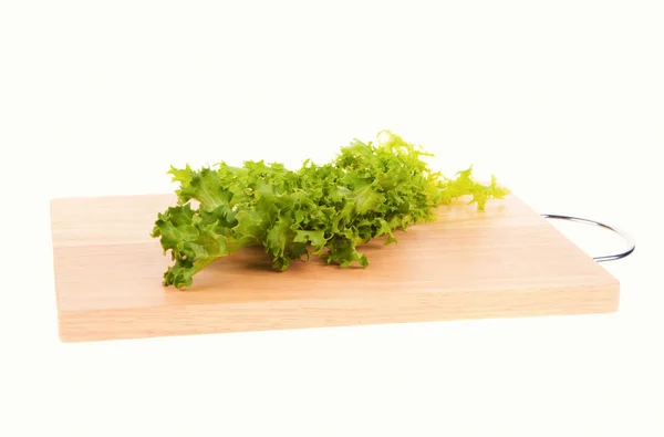 Grønn salat på klippebrettet isolert på hvitt – stockfoto