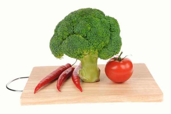 Broccoli e pomodoro e peperoncino sul tagliere isolato su — Foto Stock