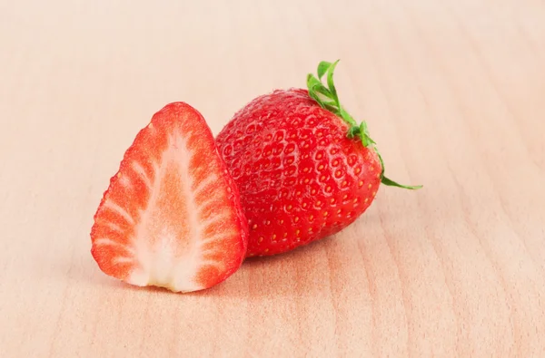 Fragola sul tagliere di legno — Foto Stock