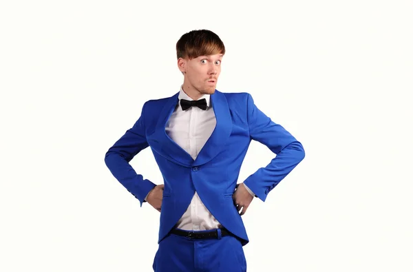 Hombre divertido en suite azul con fondo blanco — Foto de Stock