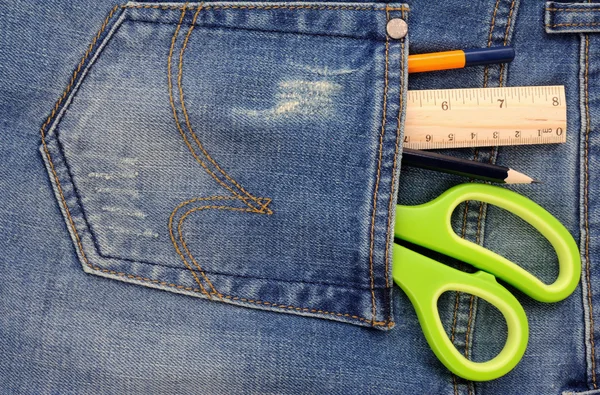 Fournitures de bureau sur poche de jeans — Photo