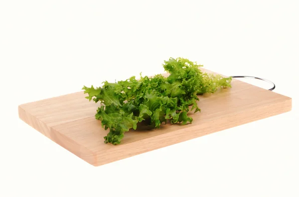 Grüner Salat auf Schneidebrett isoliert auf weiß — Stockfoto