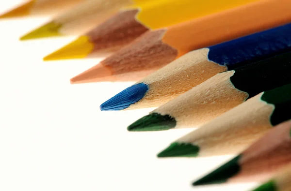 Lápices multicolores aislados sobre fondo blanco —  Fotos de Stock