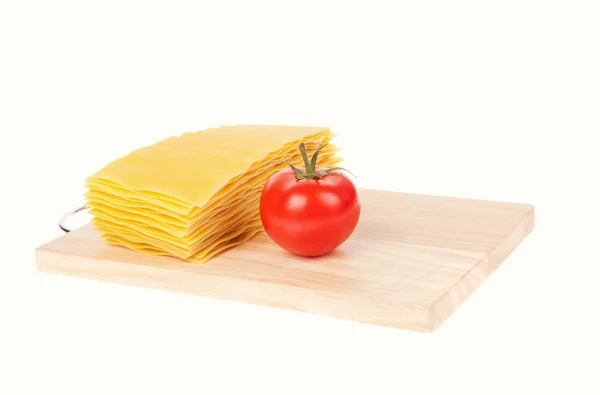 Makaron lasagne i tomatoon deska do krojenia — Zdjęcie stockowe