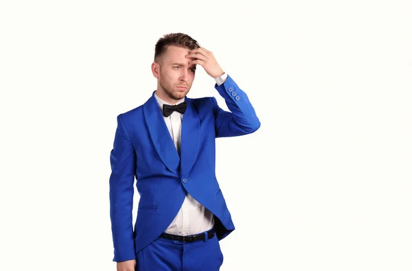 Uomo in suite blu con volto incredulo su sfondo bianco — Foto Stock