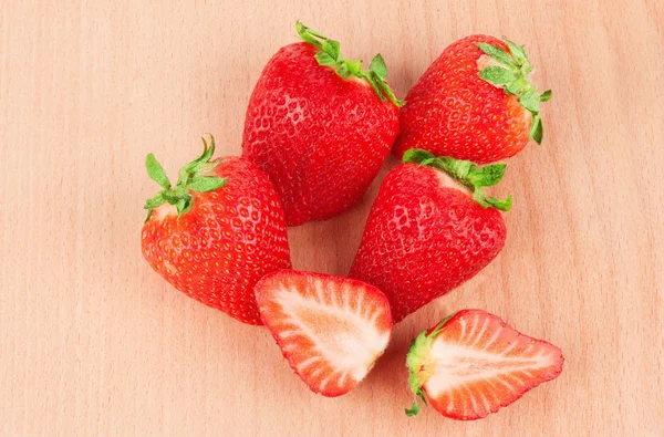 Erdbeere auf dem Holzschneidebrett — Stockfoto