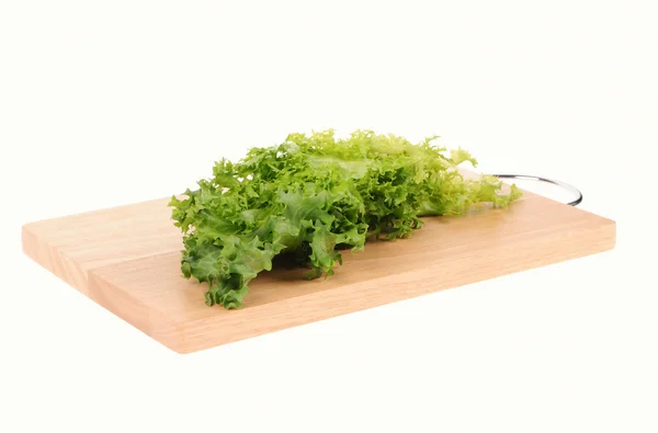 Beyaz izole kesme tahtası üzerinde yeşil salata — Stok fotoğraf