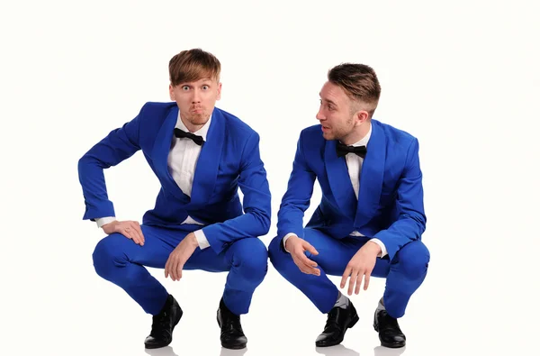 Uomini divertenti vestiti in suite blu con diverse emozioni — Foto Stock