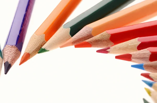 Разноцветные карандаши на белом фоне — стоковое фото