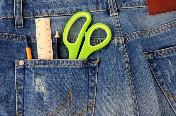 Kantoorbenodigdheden op jeans zak — Stockfoto