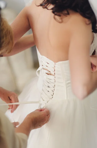 La dama de honor está ayudando a la novia — Foto de Stock