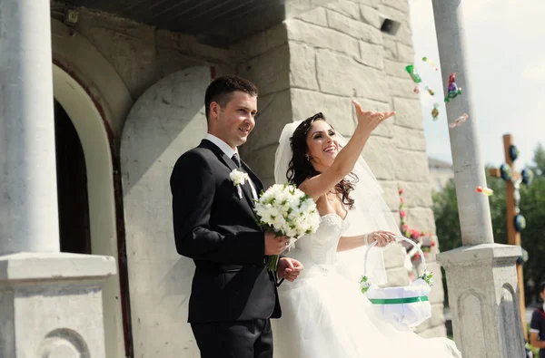 Невеста и жених в церкви — стоковое фото