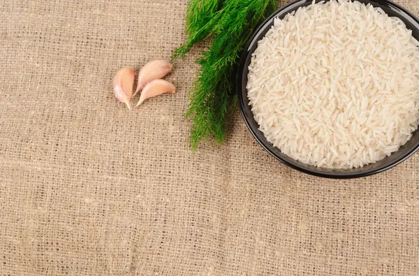 Arroz con eneldo en el lienzo — Foto de Stock