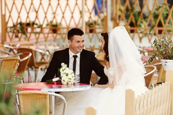 Glückliche Braut und Bräutigam zur Hochzeit — Stockfoto