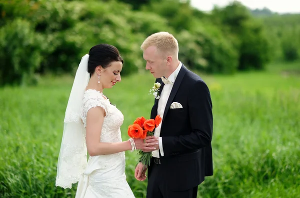 Bruden och brudgummen med en romantisk stund på deras bröllop — Stockfoto