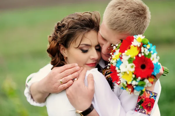 Retrato de pareja ucraniana cariñosa —  Fotos de Stock