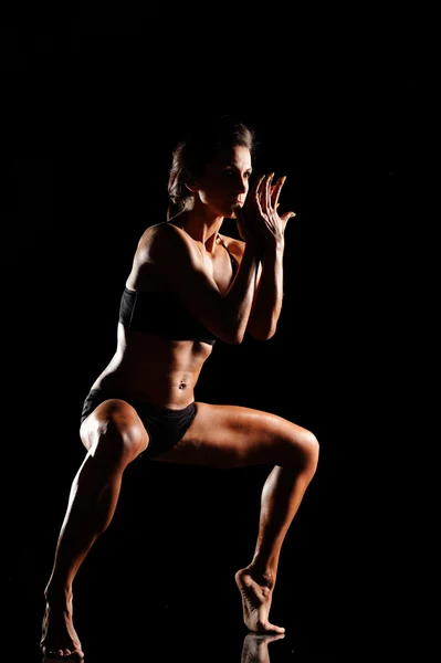 Vackra kvinnliga kroppen på en mörk bakgrund — Stockfoto