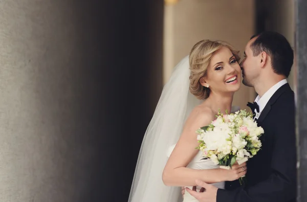 Feliz novia y novio en su boda — Foto de Stock