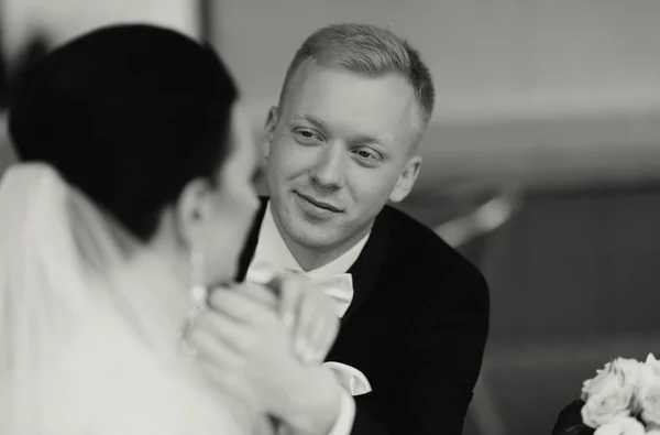 Braut und Bräutigam bei einem romantischen Moment auf ihrer Hochzeit — Stockfoto