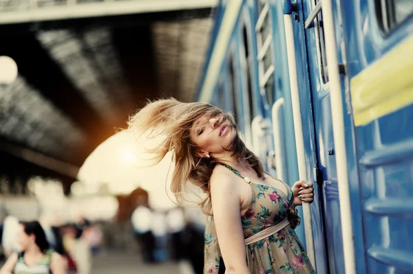 Meisje met stromen haar in de buurt van de trein — Stockfoto