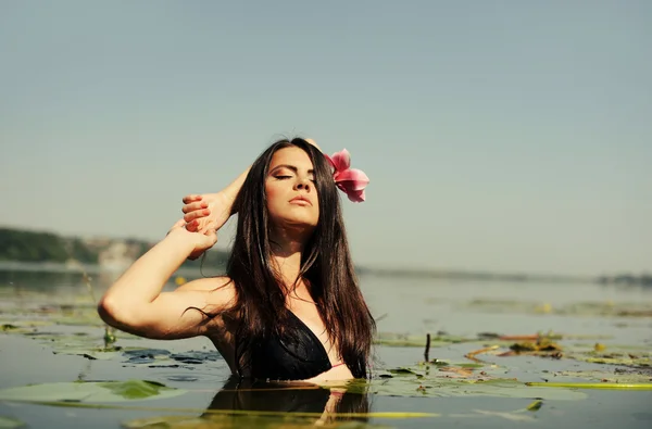 Sexy brunette vrouw in water. zomerseizoen — Stockfoto