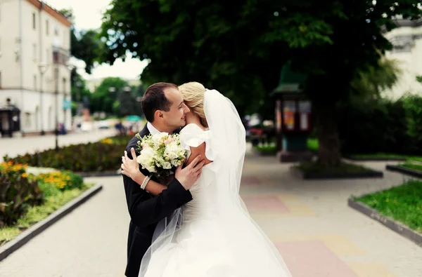 Feliz novia y novio en su boda — Foto de Stock