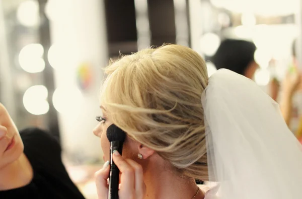 Makeup för bruden på bröllopsdagen — Stockfoto