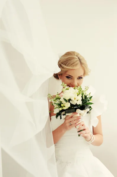 Junge Braut am Hochzeitstag — Stockfoto