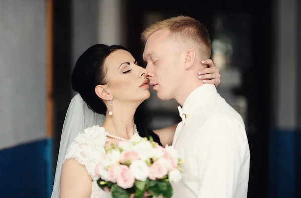 Braut und Bräutigam bei einem romantischen Moment auf ihrer Hochzeit — Stockfoto