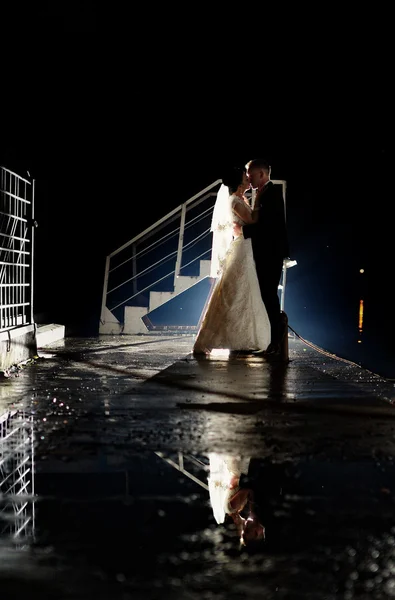 Novia y novio teniendo un momento romántico en su boda — Foto de Stock