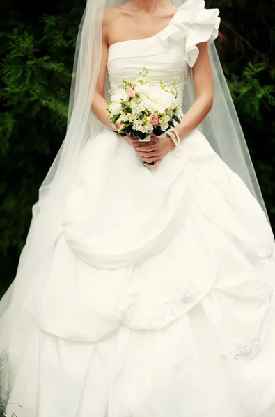 Jonge bruid in trouwdag — Stockfoto