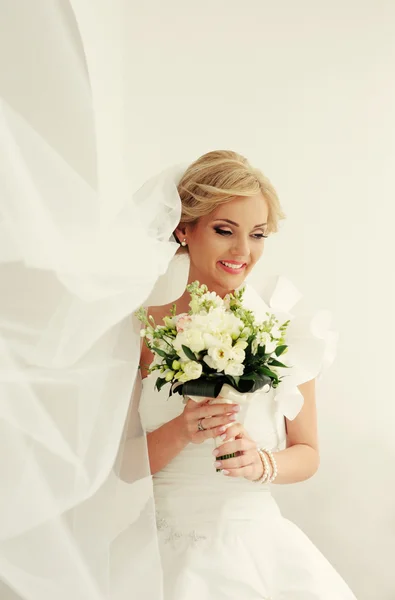 Joven novia en el día de la boda — Foto de Stock