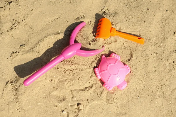 Jouets pour enfants sur sable — Photo