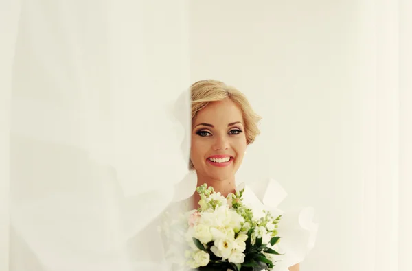 Young bride in wedding day — Stock Photo, Image