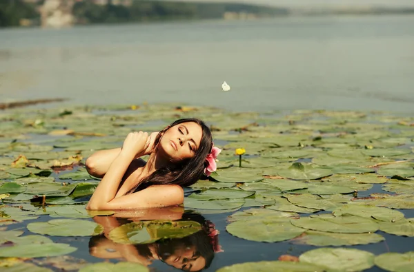 Гарна жінка у воді — стокове фото