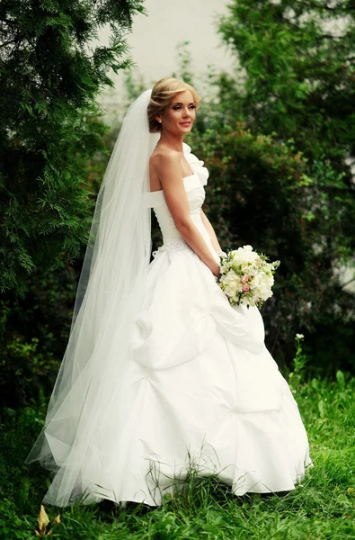 Joven novia en el día de la boda — Foto de Stock