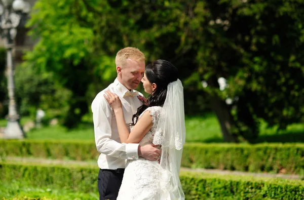 Nevěsta a ženich s romantickým posezením na jejich svatbě — Stock fotografie