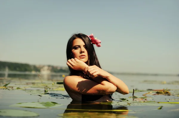 Nette Frau im Wasser — Stockfoto