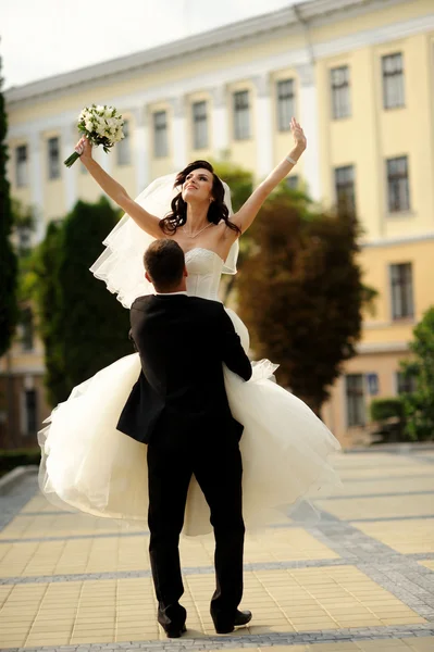 Šťastná nevěsta a ženich na jejich svatbě — Stock fotografie